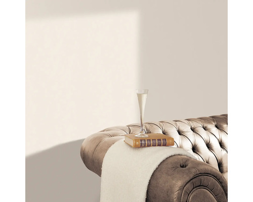 Dekoratives Wohnzimmer mit Sofa, Buch und Sektglas