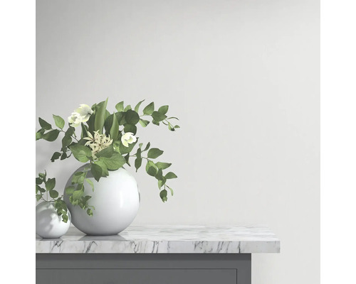 Dekorative Anordnung mit Blumen in runden Vasen auf einem Tisch mit Marmorplatte