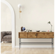 Wohnzimmer mit Holzkommode, Stehlampe und Wandleuchte