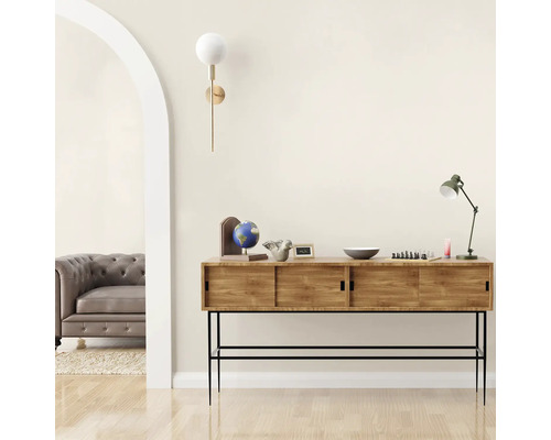 Wohnzimmer mit Holzkommode, Stehlampe und Wandleuchte