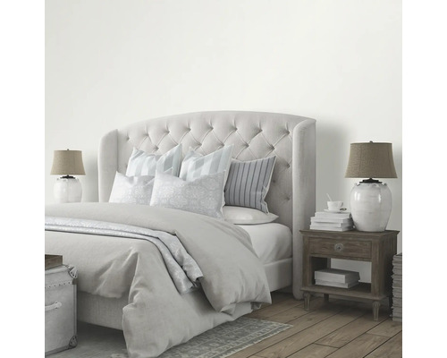 Schlafzimmer mit Bett, Nachttisch und Lampen für eine helle und organisierte Atmosphäre.