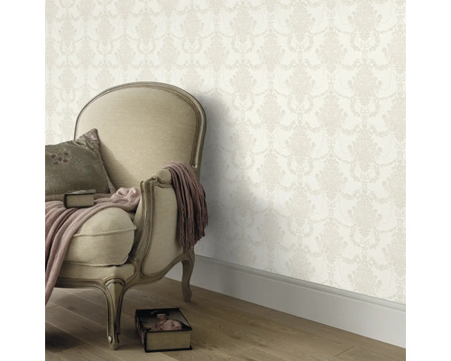 Szene mit gemusterter Tapete und Sessel im Raum