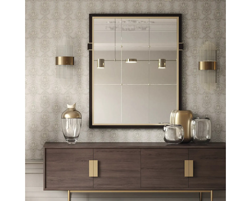 Interieuransicht mit Spiegel, Wandleuchten, Kommode und dekorativen Vasen