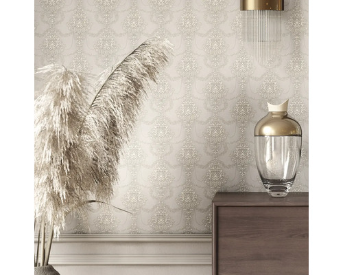 Tapete mit Ornamentmuster in einem Wohnraum