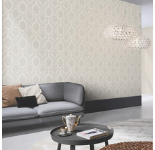 Wohnzimmer mit gemusterter Tapete, Sofa und Couchtisch