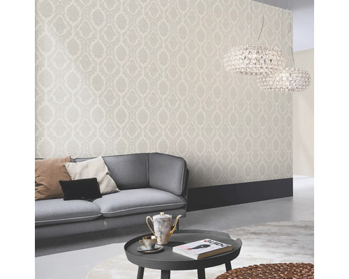 Wohnzimmer mit gemusterter Tapete, Sofa und Couchtisch