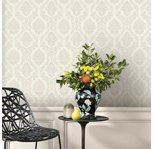 Szene mit gemusterter Tapete, Tisch mit Blumenvase und Stuhl