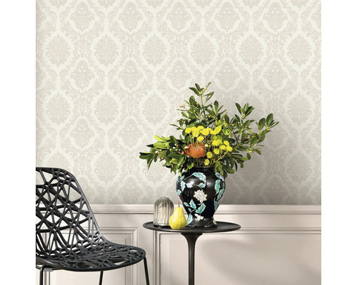 Szene mit gemusterter Tapete, Tisch mit Blumenvase und Stuhl