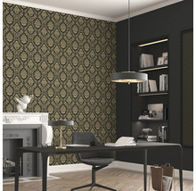 Büro mit Tapete mit floralem Muster, Schreibtisch, Stuhl, Regal und Kamin