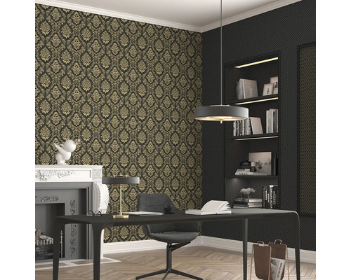 Büro mit Tapete mit floralem Muster, Schreibtisch, Stuhl, Regal und Kamin