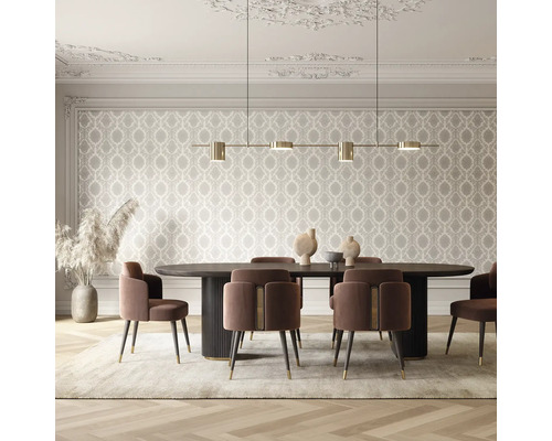 Speisezimmer mit Esstisch, Stühlen und Beleuchtung