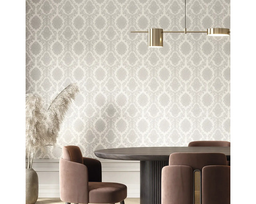 Esszimmer mit gemusterter Tapete, Esstisch und Stühlen