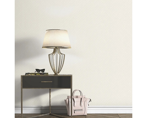 Szene mit Nachttisch, Lampe, Dekoration und gemusterter Tapete