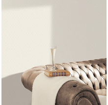 Beige Rautenmuster Tapete mit Sofa, Buch und Sektglas