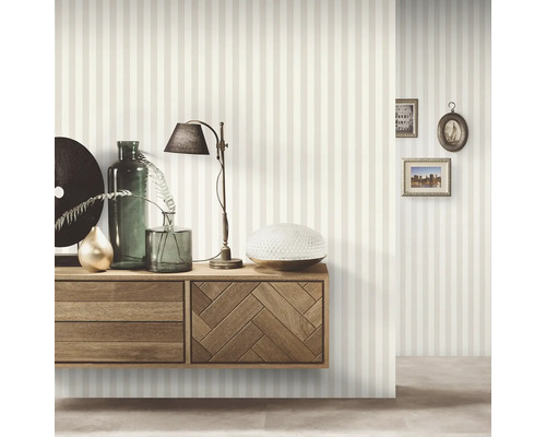 Wohnzimmer mit gestreifter Tapete, Holzkommode und Dekoration