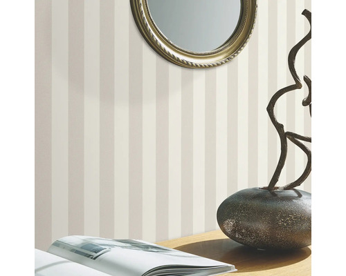 Beispielszene mit einer gestreiften Tapete, einem Spiegel und Dekorationen auf einem Tisch.