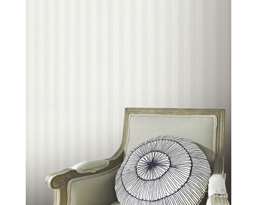 Zimmer mit gestreifter Tapete und Sessel