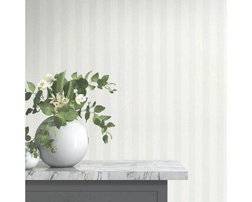 Szene mit gestreifter Tapete, Blumenvase und Marmoroberfläche