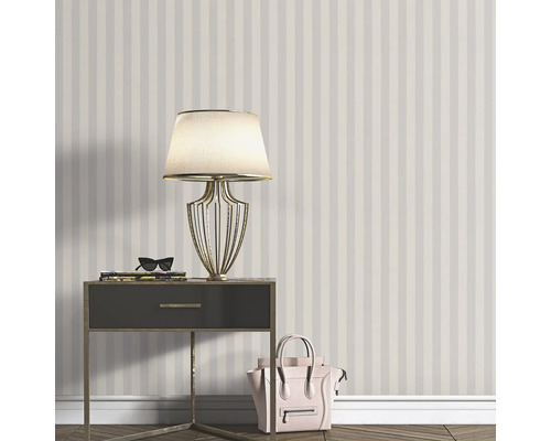 Szene mit gestreifter Tapete, Nachttisch, Lampe und Handtasche