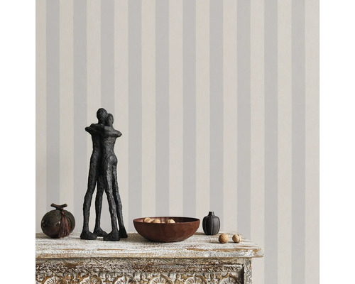 Dekorative Tapete mit Streifenmuster in einem hellen Raum.