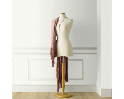 Schneiderpuppe mit Schal und Kette