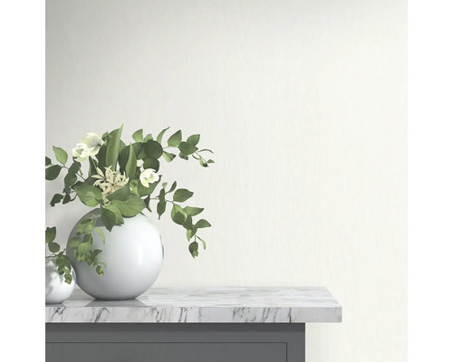 Dekorative Blumenvasen auf einer Marmorplatte