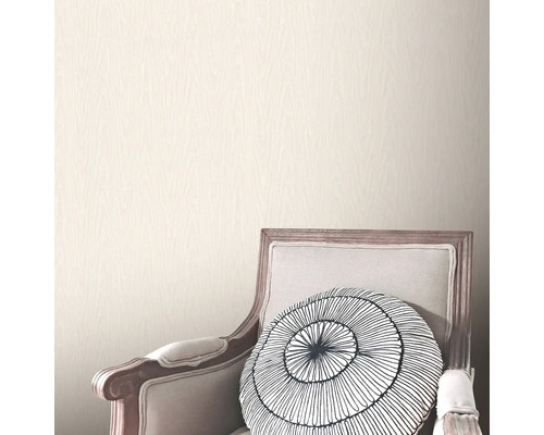 Nahaufnahme einer Wand mit Holzstruktur-Tapete und einem Stuhl mit Kissen