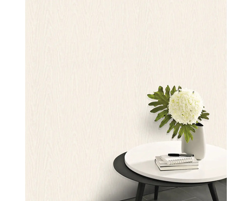 Dekorative Holzstruktur Tapete im Raum mit Tisch und Blumen