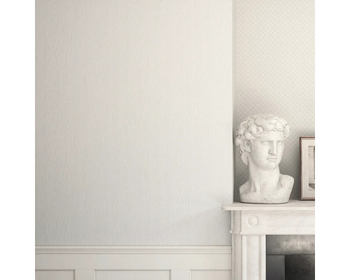 Helle Wand mit Mustertapete und Dekoration auf einem Kaminsims