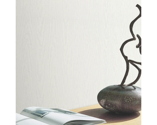 Helle Holzoptik Tapete auf einer Tischdekoration mit Buch und Skulptur