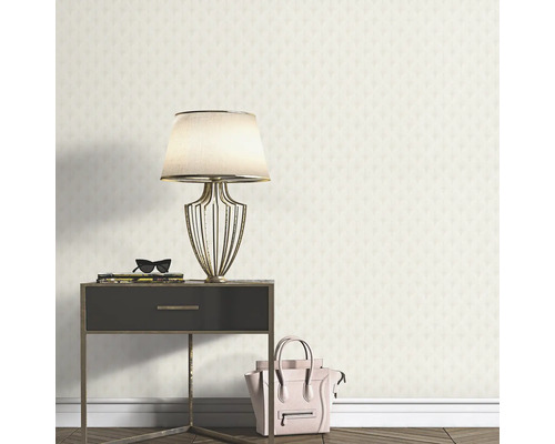 Szene mit gemusterter Tapete, Nachttischlampe, Handtasche und Nachttisch