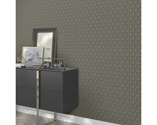 Wohnzimmer mit Kommode, Dekoration und gemusterter Tapete