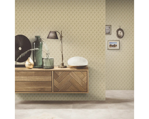 Wohnraumgestaltung mit Tapete, Kommode und Dekoration