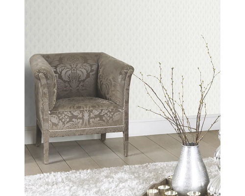 Dekoratives Interieur mit Sessel, silberfarbener Vase und gemusterter Tapete