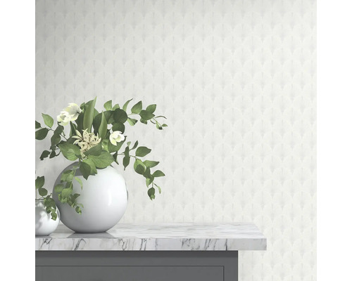 Dekorative Tapete mit Fächermuster und Blumen in Vasen auf einer Marmoroberfläche.