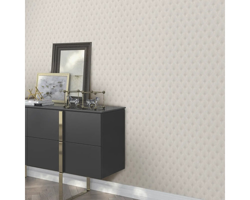 Wohnraum mit gemusterter Tapete und Kommode