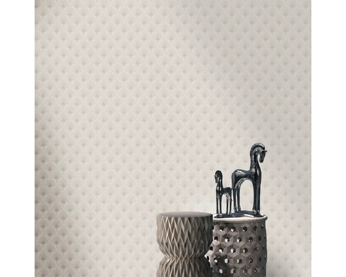 Tapete mit Muster und dekorativen Figuren auf kleinen Tischen.