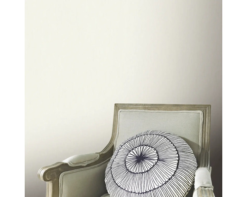 Beige Tapete mit Stuhl und Kissen