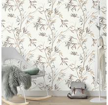 Raumansicht mit floral gemusterter Tapete, Stuhl, Garderobe und Tasche.