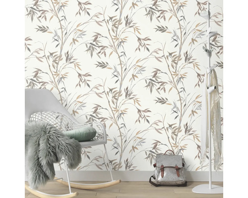 Raumansicht mit floral gemusterter Tapete, Stuhl, Garderobe und Tasche.