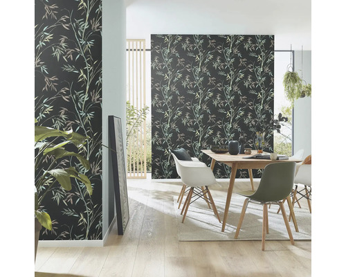 Esszimmer mit Tapete im Bambusdesign, Esstisch und Stühlen.