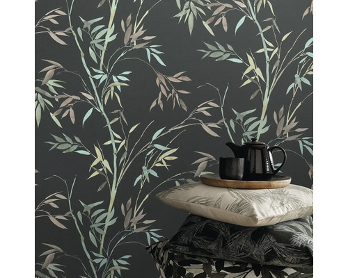 Tapete mit Bambusmuster, Teekanne und Kissen auf einem Stapel