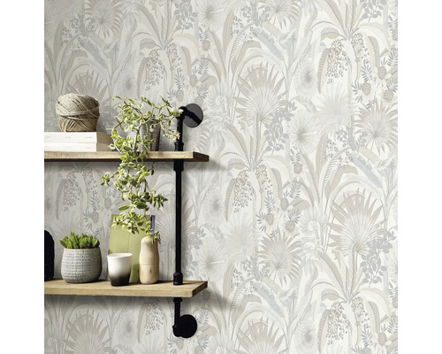 Tapete mit Pflanzenmuster und Regal mit Dekoration