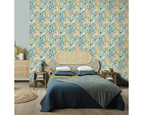 Schlafzimmer mit gemusterter Tapete, Bett und Nachttischen