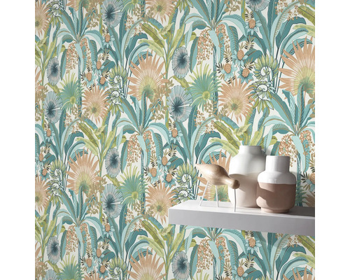 Tapete mit tropischem Pflanzenmuster und dezenten Vasen auf einem Regal