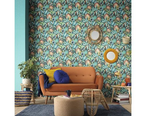 Wohnzimmer mit gemusterter Tapete, Sofa und dekorativen Elementen für eine lebendige Atmosphäre