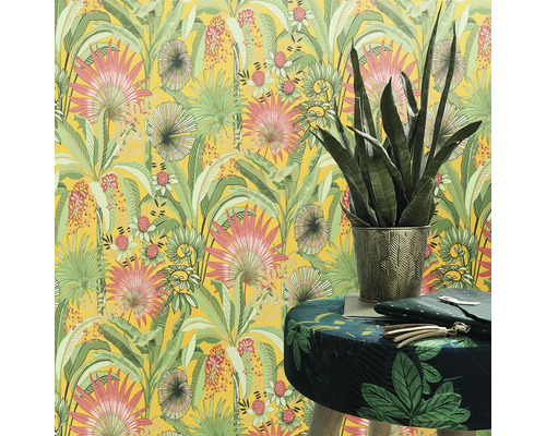 Gelbe Tapete mit Pflanzenmuster, Topfpflanze und Hocker