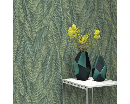 Dekorative Tapete mit Blätterdesign, zwei Vasen und einem Tisch