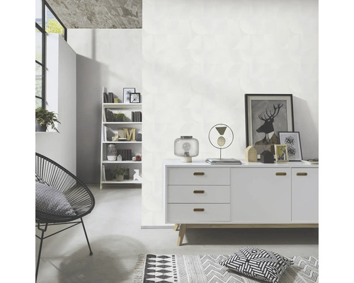 Helles Wohnzimmer mit weißer gemusterter Tapete, Kommode und Bücherregal
