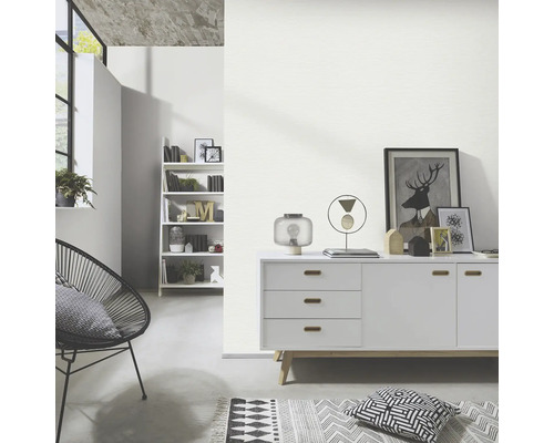 Modernes Wohnzimmer mit weißer Wand, Sideboard, Regalen und Stuhl